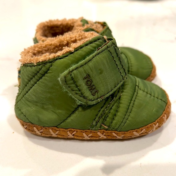 Toms Baby Boot, size 4. Sherpa lined with Velcro closure. Excellent condition - Picture 2 of 3